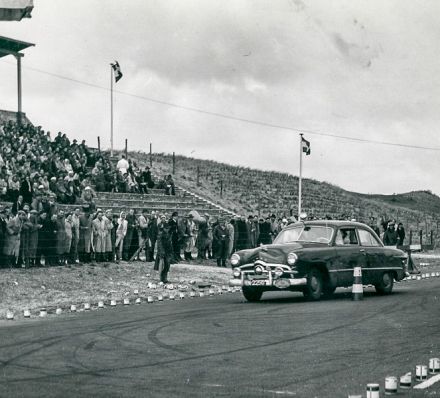 GG.van Puyenbroek Vroom, E.de Marez Oyens van Vredenburch i H.J.Schellens – Ford Custom sedan.